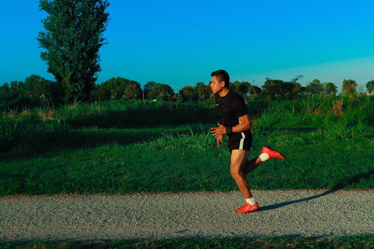 corridore che respira nel parco al mattino, nuvola di fiato freddo
