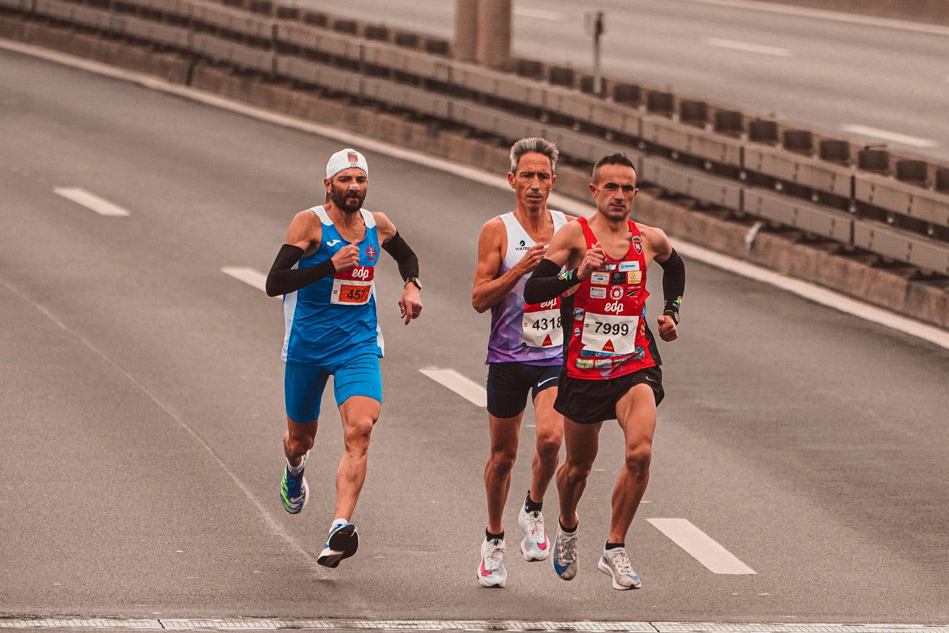 temperature scale chart with running outfit icons for each range