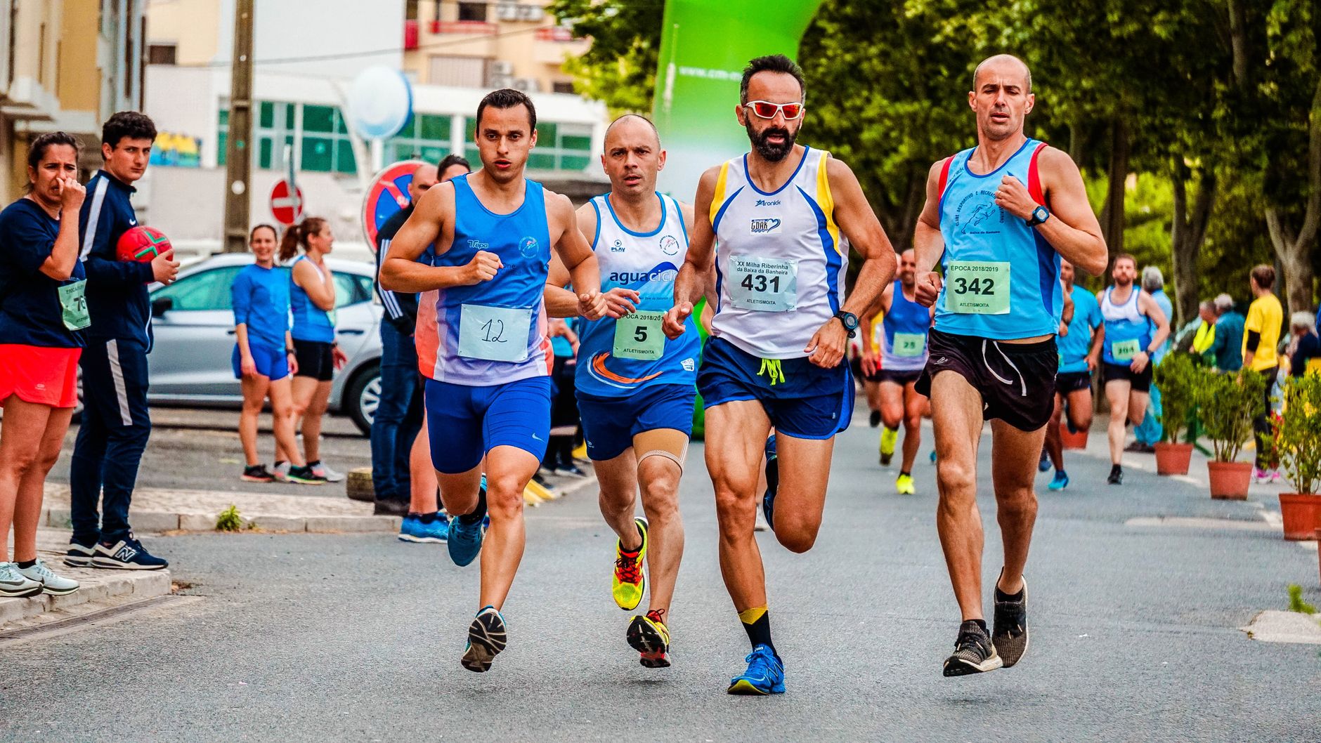 Runner che respira nel parco al mattino con nuvola di fiato freddo
