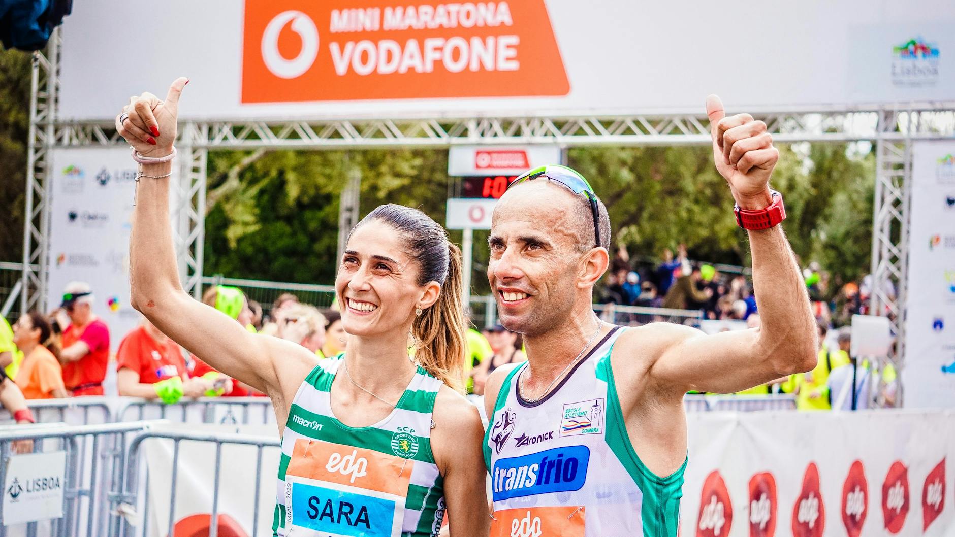 Runner che guarda lontano verso un orizzonte aperto; vista da dietro; senso di strada davanti.