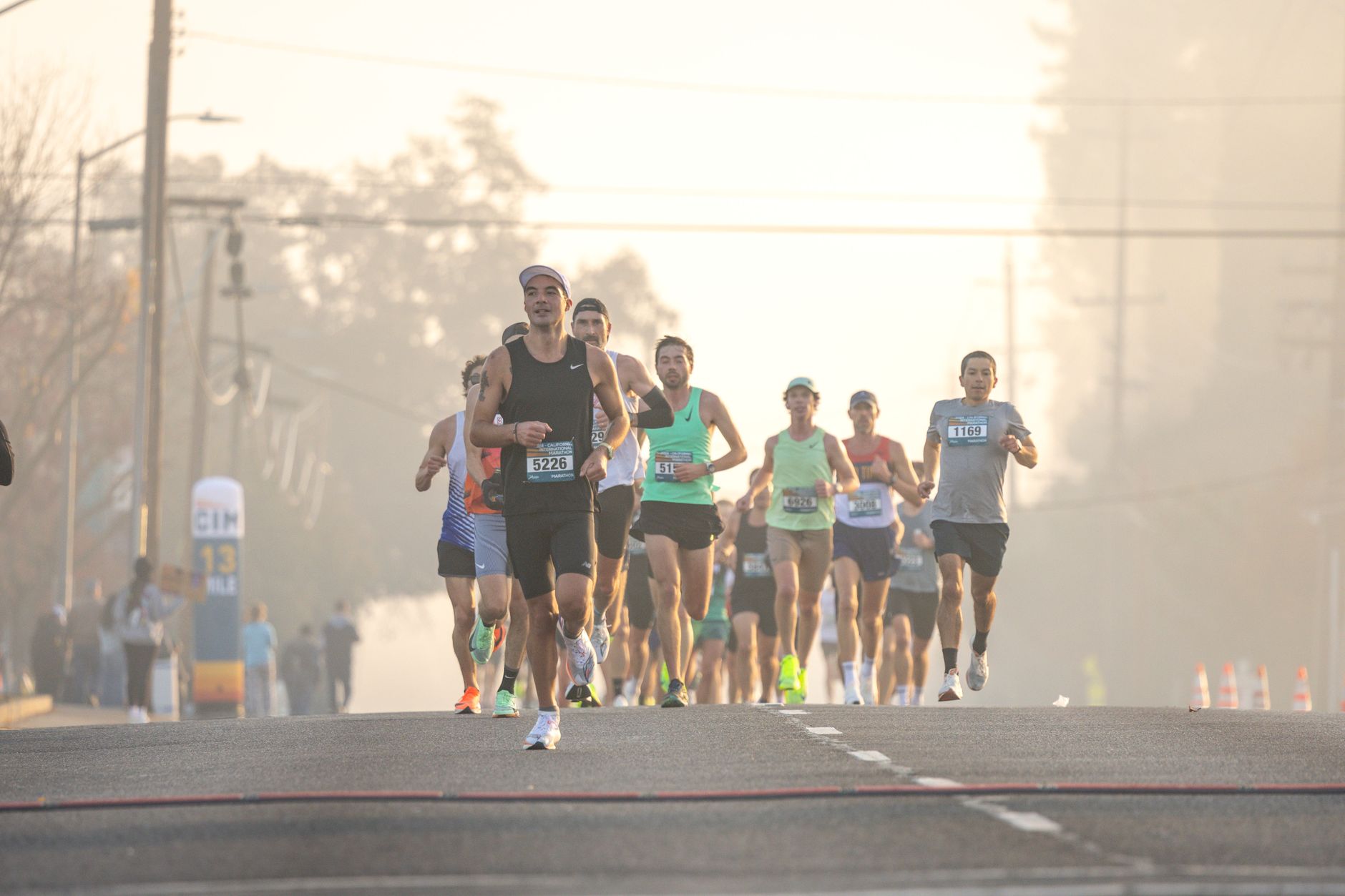 Runner su divano che guarda le scarpe con desiderio; espressione tra ansia e rilassamento.