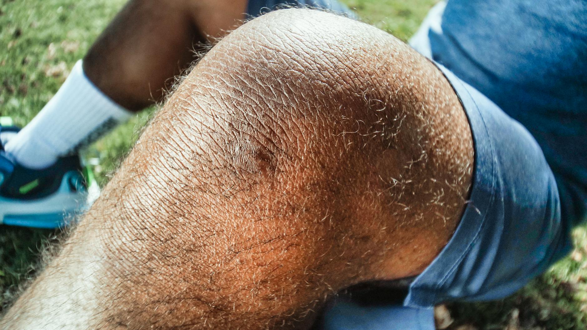 Runner che fa i primi passi su una pista dopo una lunga assenza; espressione di cautela e gioia.